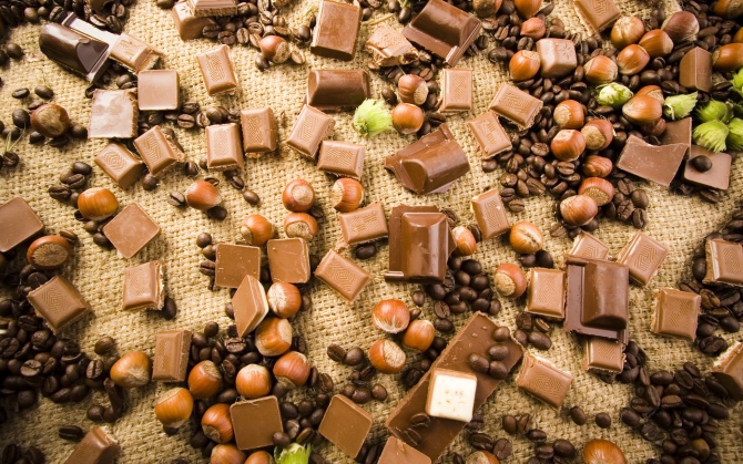 Плитки шоколадок и орехи