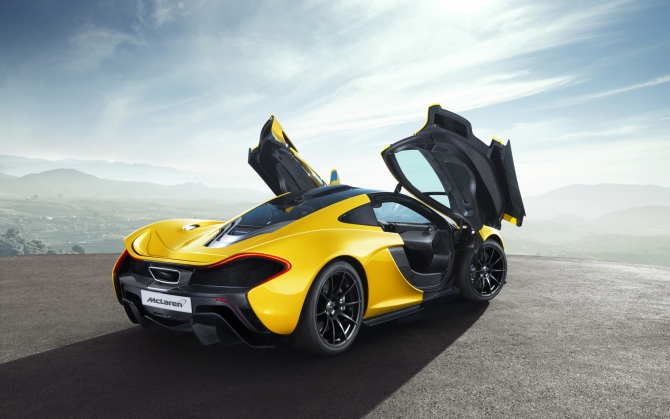 McLaren P1 с поднятыми дверями