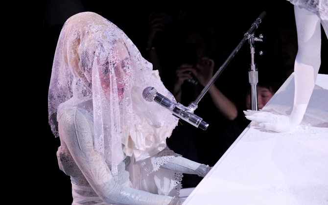 Леди Гага за роялем