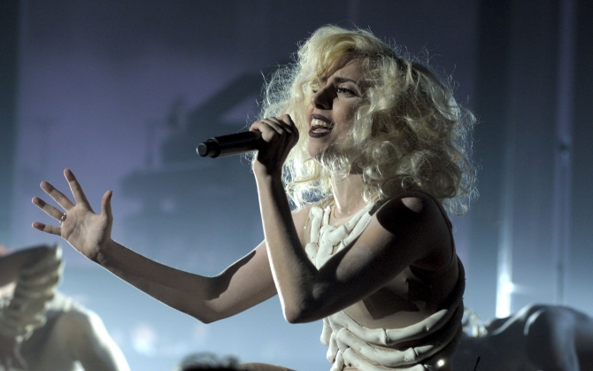 Леди Гага поет