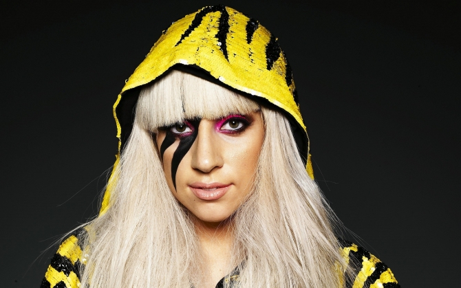 Леди Гага в капюшоне