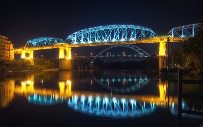 Ночной мост с подсветкой