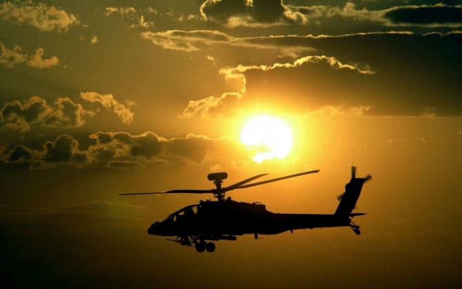 Военный вертолет на закате