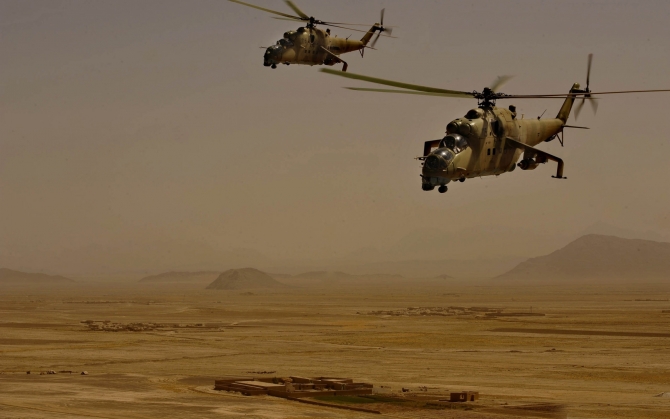 Военные вертолеты в пустыне