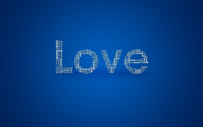 Надпись Love на синем фоне