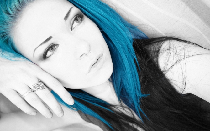 Эмо девушка с синими волосами