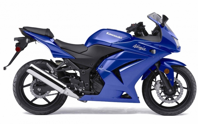 Синий Kawasaki Ninja