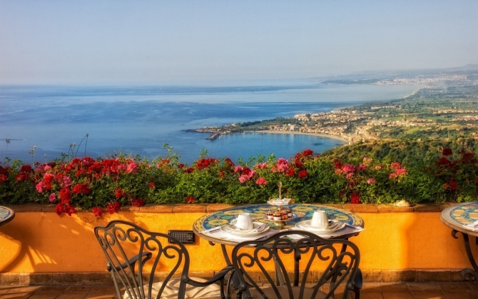 Кафе с видом на море в Италии