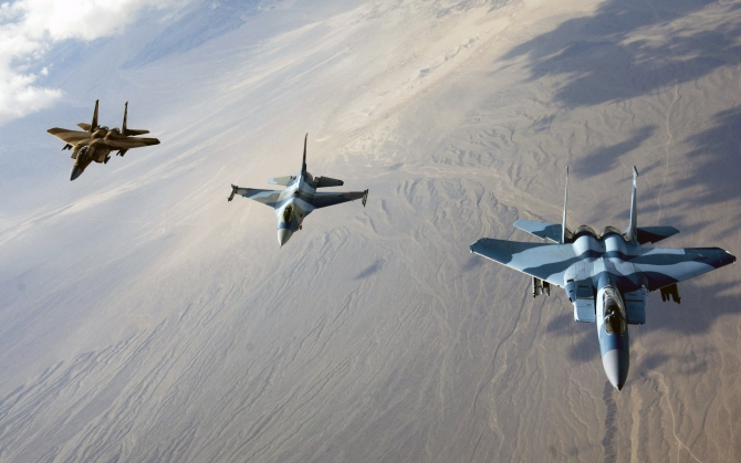 Три военных самолета в небе