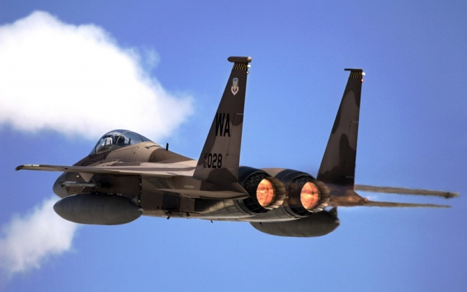 Военный самолет F-15 Eagle