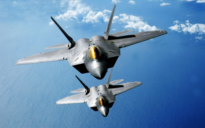 Два боевых F-22 Raptor
