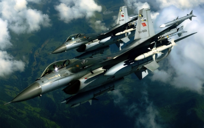Два F-16 в небе