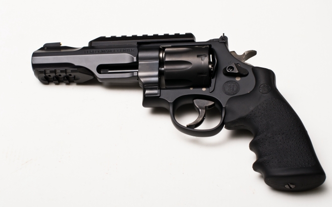 Черный револьвер