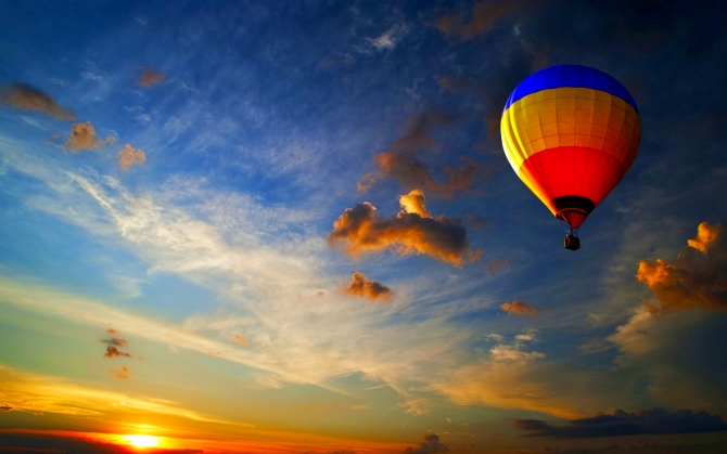 Воздушный шар на закате