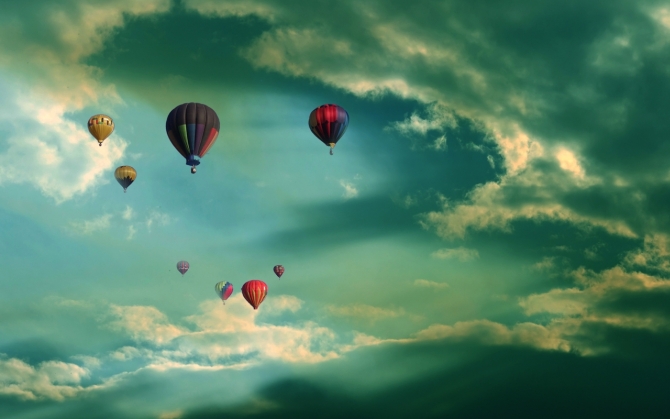 Воздушные шары в облачном небе