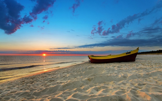Лодка на песчаном пляже