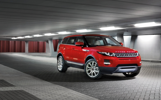 Красный Range Rover Evoque