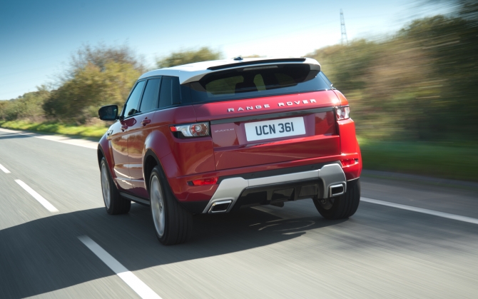 Range Rover Evoque на дороге