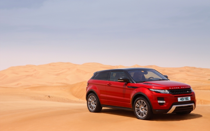 Range Rover Evoque на песке