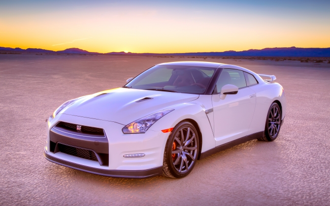 Nissan gtr белый