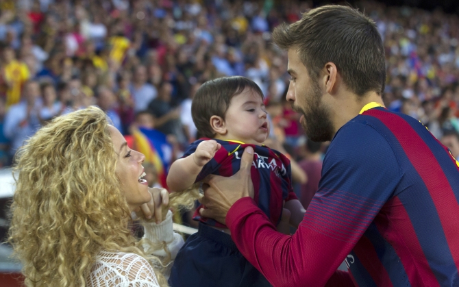 Шакира и Пике с сыном на стадионе