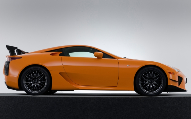 Lexus LFA вид сбоку