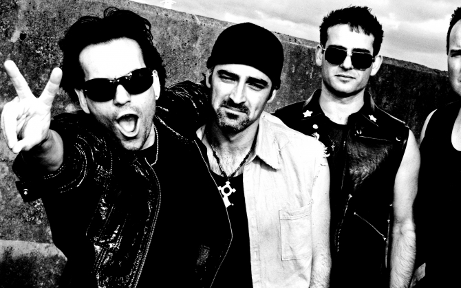 U2 черно-белое фото
