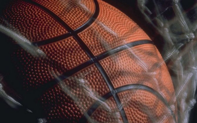 Баскетбольный мяч в сетке