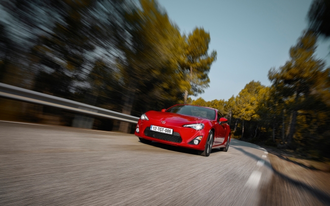 Toyota GT 86 на дороге