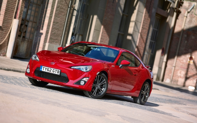 Красная Toyota GT 86