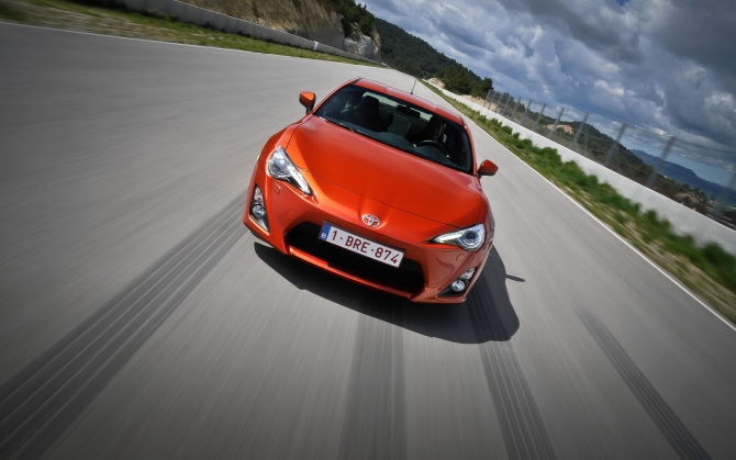 Toyota GT 86 на гоночной трассе