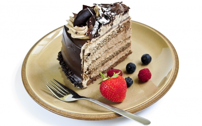 Шоколадный торт и ягоды