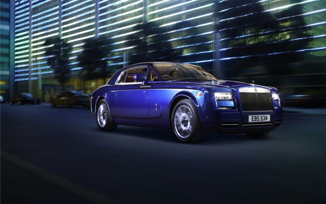 Синий Rolls-Royce Phantom