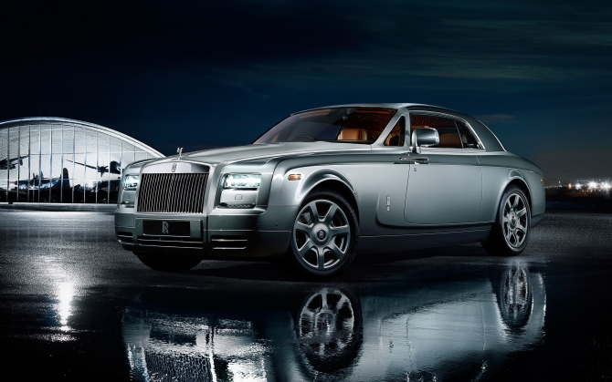 Серебристый Rolls-Royce Phantom