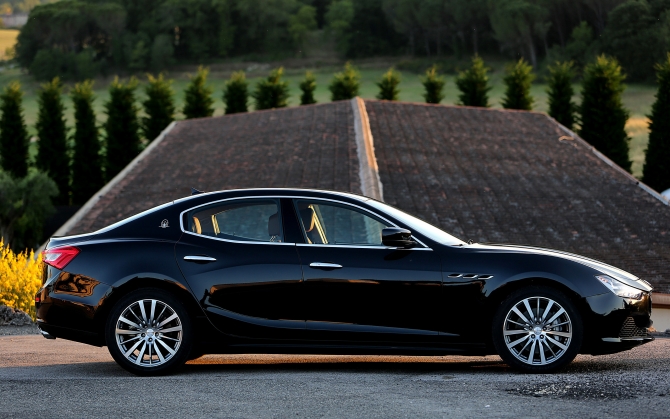 Черный седан Maserati Ghibli