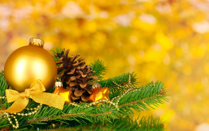 Желтый елочный шар