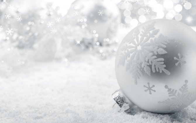 Серебряный ёлочный шар