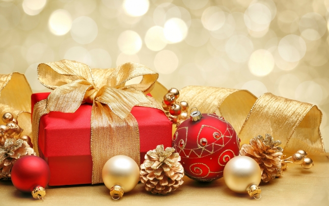 Подарок, шарики и шишки