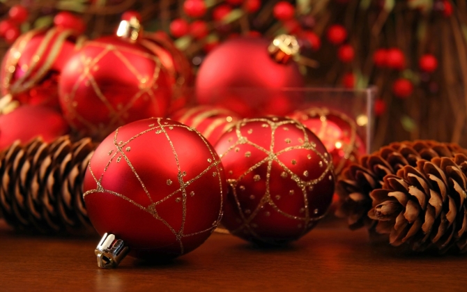 Красные новогодние шары и шишки