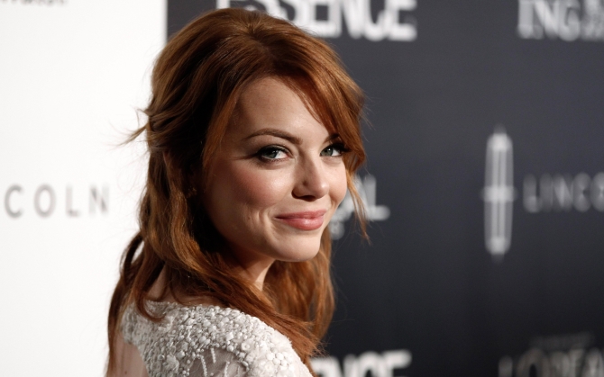 Эмма Стоун улыбается