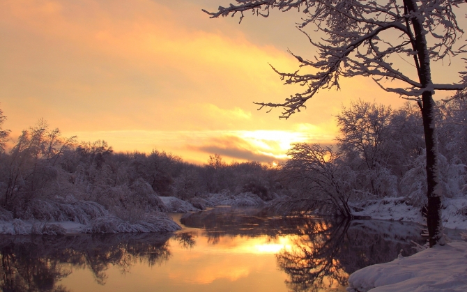 Закат на реке зимой