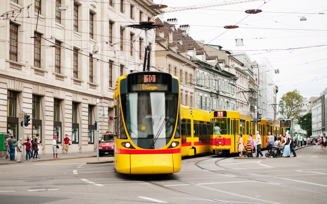 Трамвай в городе