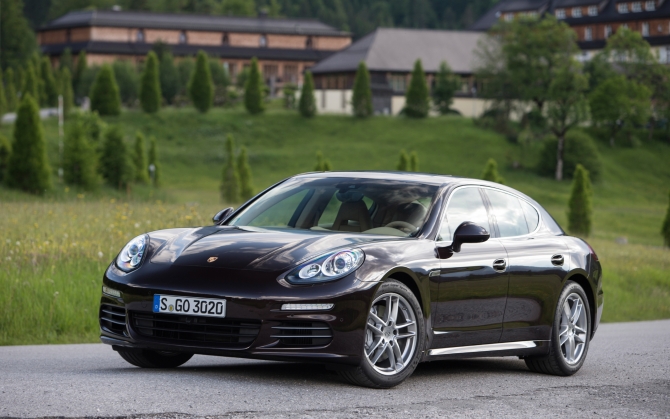 Черный Porsche Panamera