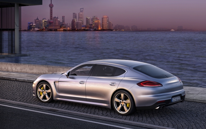 Серый Porsche Panamera