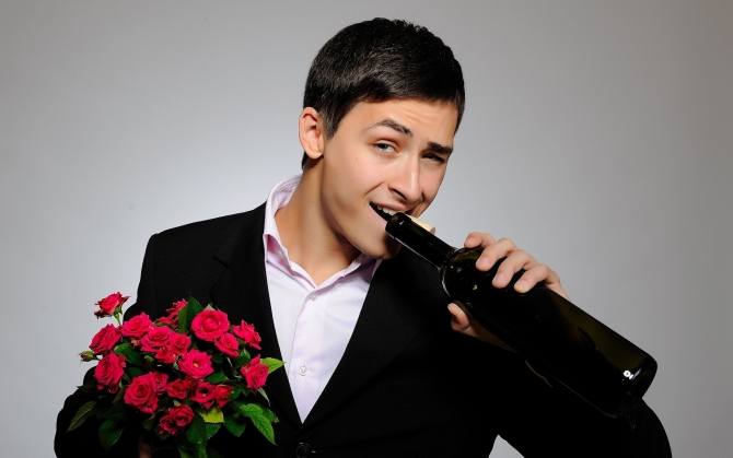Мужчина с цветами и вином