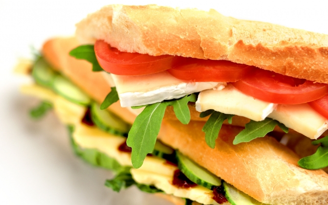 Сэндвич с сыром и овощами