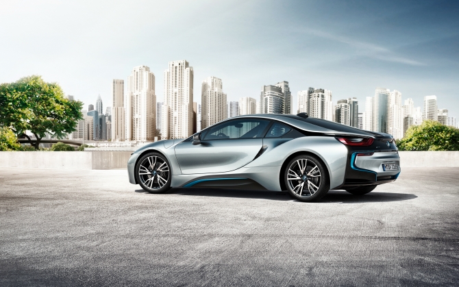 BMW i8 в мегаполисе