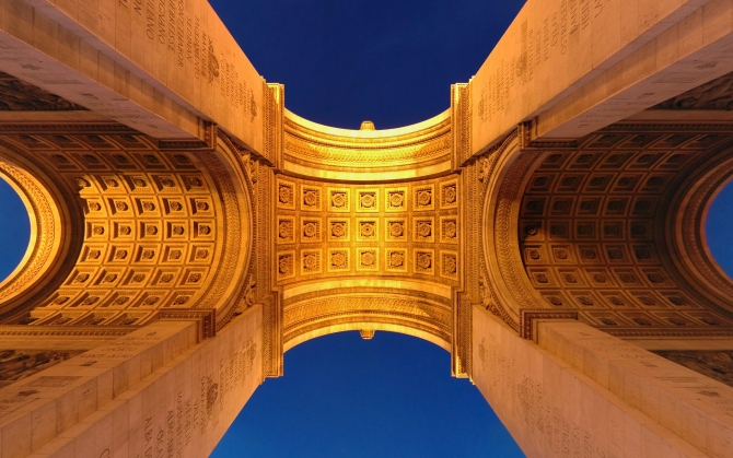Вид снизу на Триумфальную арку