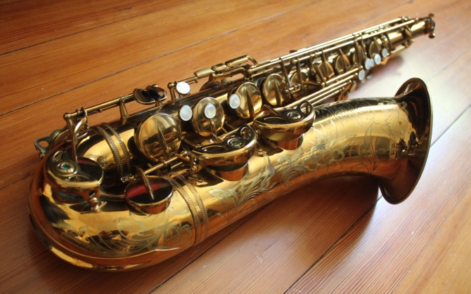 Красивый саксофон