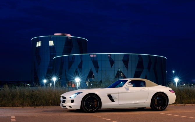 Белый Mercedes SLS